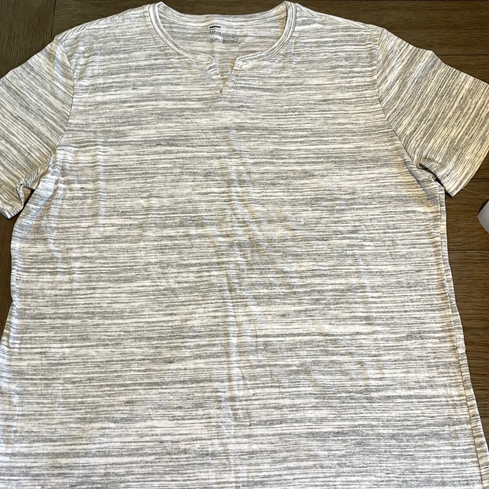 NWT Men’s Heather Grey Henley shirt! 🤩